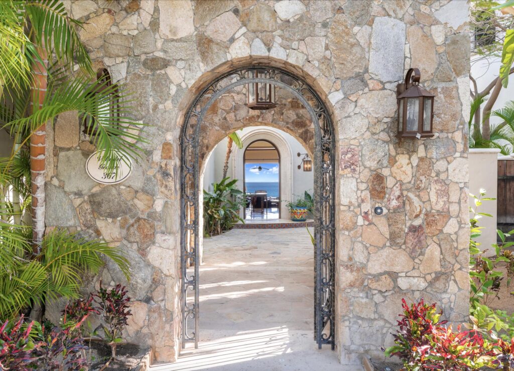 Cabo Luxury Villas Del Mar Located in the prestigious Palmilla community within Villas del Mar Phase III, Villa del grande-Casita 367 is positioned on a desirable second-row beachfront lot just steps from one of Los Cabos best swimmable beaches. Offering over 5,700 sq.ft. of total living space, the residence features 4 bedrooms and 4.5 bathrooms, including a separate guest casita with full bath. Two of the upstairs bedrooms open to private terraces with elevated – 367 Villas del Mar, San Jose Corridor, BS