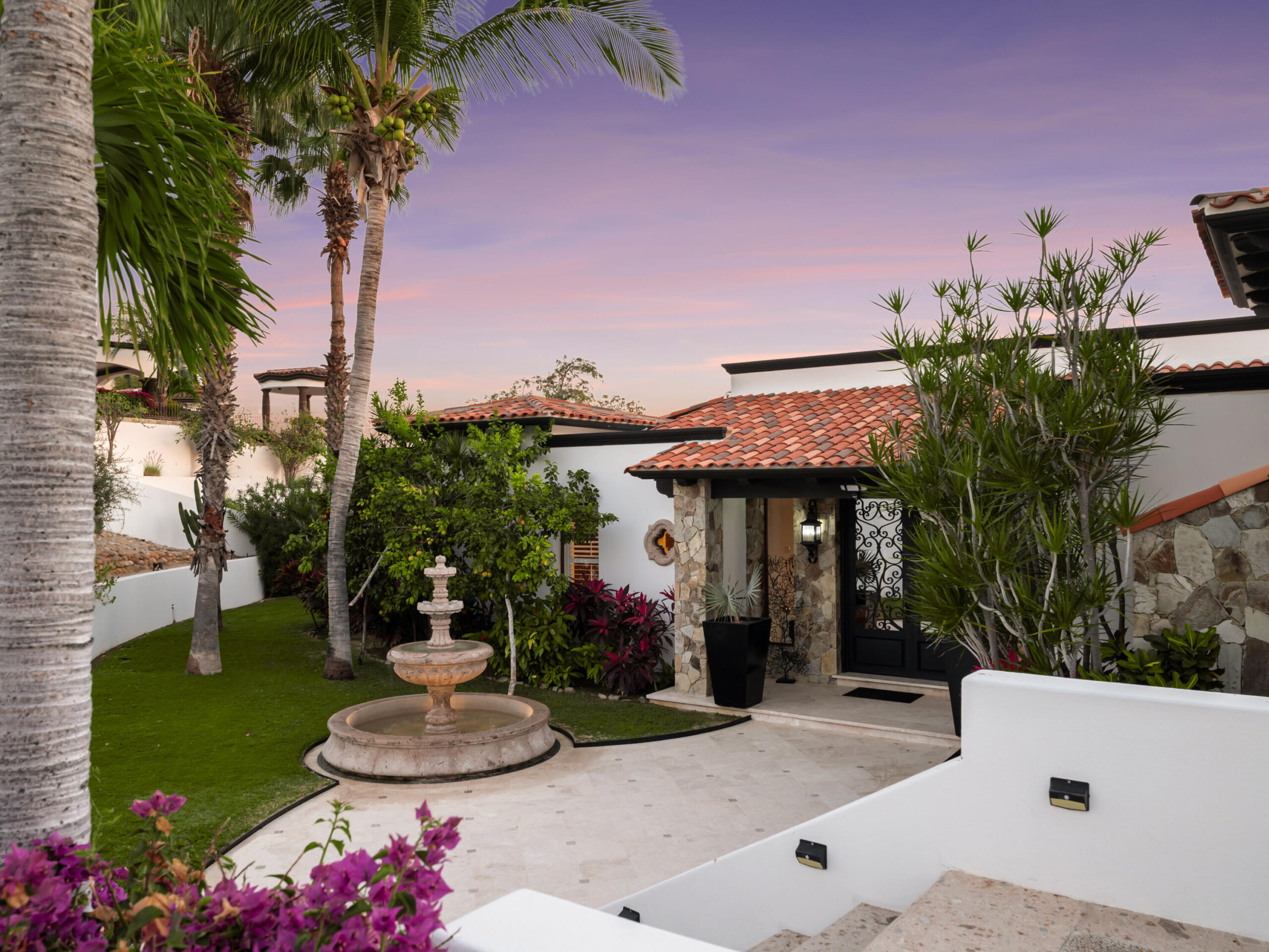Cabo Luxury Fundadores Experience the pinnacle of coastal living at Casa Bokke, a stunning contemporary estate perched directly on the 4th hole of the Jack Nicklaus Signature Ocean Course. This residence perfectly balances the lush greens of world-class golf with unobstructed, ocean for sale