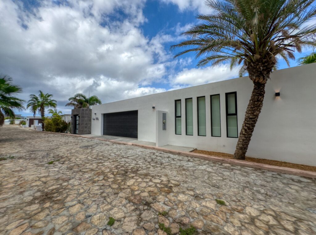 Cabo Luxury Pedregal Csl Casa Bella redesigned encompasses a warm modern style combined with abundant lush landscaping.Situated on a large private corner lot with unobstructed oceans – De Las Estrellas, Cabo San Lucas, BS