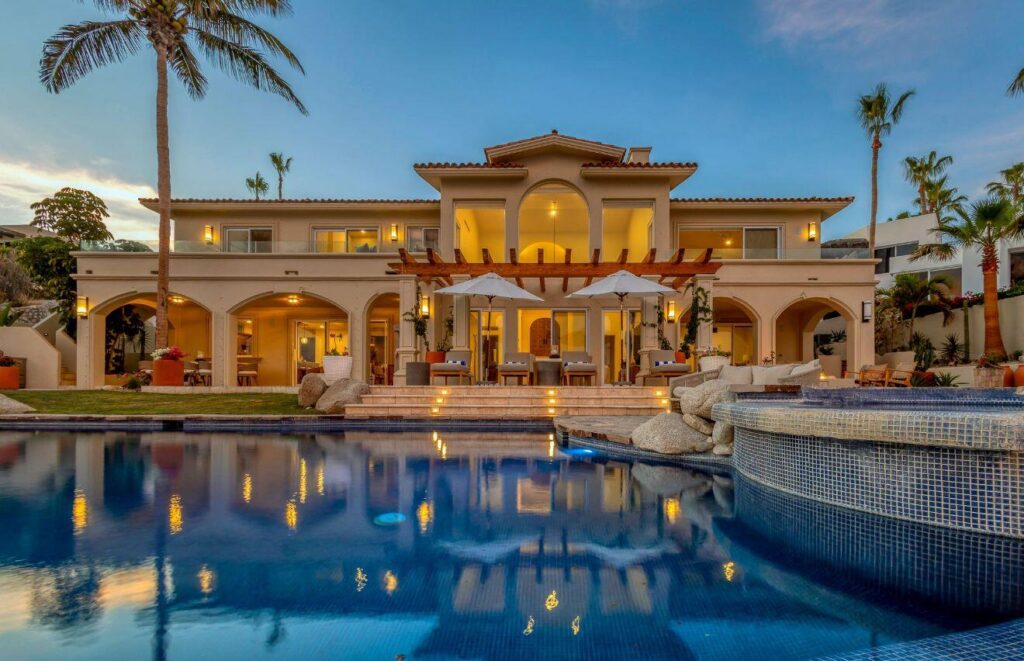 Cabo Luxury Santa Carmela Perched on Whale Point, Villa Del Mar is a rare oceanfront estate blending timeless architecture with a complete 2025 transformation. This 5½-bedroom residence sits on a dramatic point with unobstructed – Retorno Santa Clara, Cabo Corridor, BS